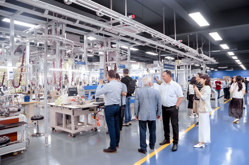 中東歐記者在浙紡服職院沉浸式體驗中國傳統(tǒng)服飾文化