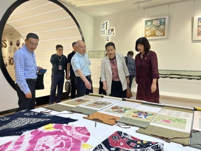 技術交流促發展，合作共贏譜新篇——新疆應用職業技術學院黨委書記陳梅蘭一行來訪我校調研紡織技術開發